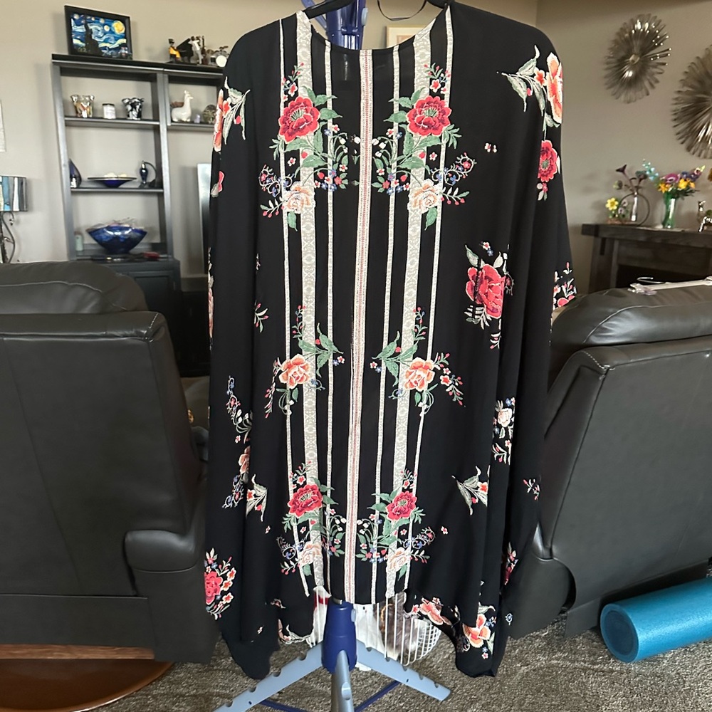 Angie Kimono beautiful black with rose florals lightweight size XL - Picture 2 of 4